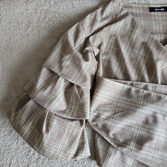 Do+Be Plaid Wrap Top with tiered bell sleeves size medium - Picture 11 of 16